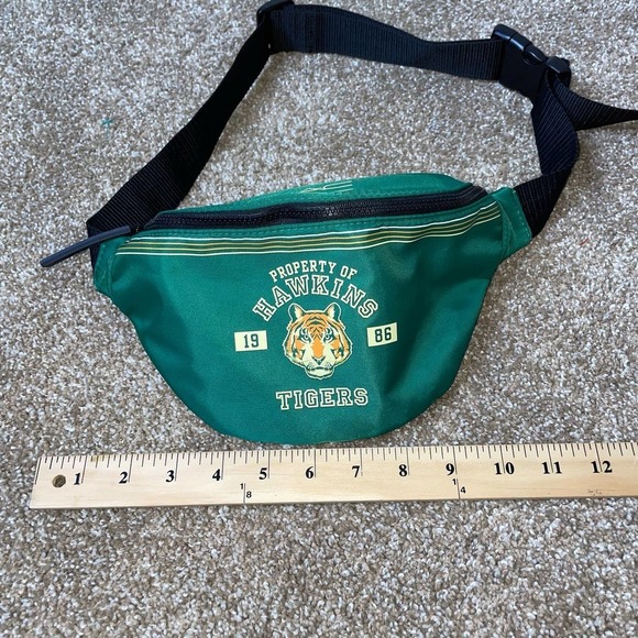 STRANGER THINGS LE 1986 HAWKINS TIGERS FANNY PACK BAG belt bag green/yellow - Picture 3 of 5